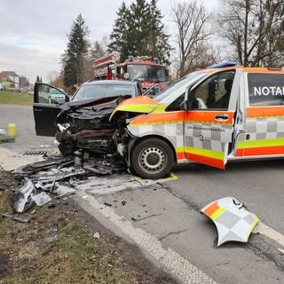 In Warthausen im Kreis Biberach sind am Samstag ein Auto und ein Fahrzeug des Deutschen Roten Kreuzes zusammengestoßen.