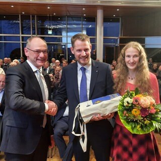 Landrat Lothar Wölfle (links) gratuliert Luca Wilhelm Prayon und Ehefrau Kirsten