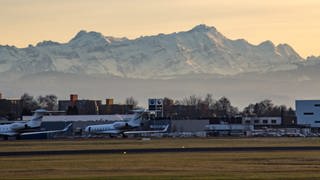 Flugzeuge stehen am Bodensee Airport in Friedrichshafen