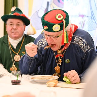 Ministerpräsident Winfried Kretschmann isst Froschkutteln