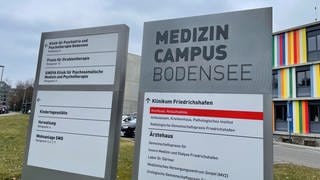 Die Klinik Friedrichshafen, die zum Medizin Campus Bodensee gehört, von außen.