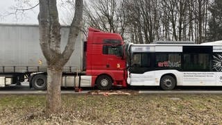 In Biberach ist am Freitagmorgen ein Bus mit einem Lastwagen zusammengestoßen