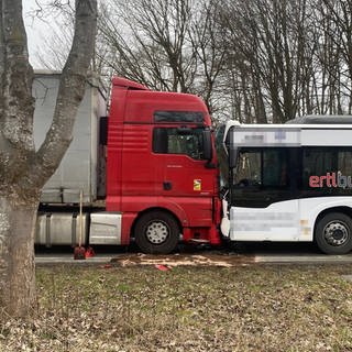In Biberach ist am Freitagmorgen ein Bus mit einem Lastwagen zusammengestoßen