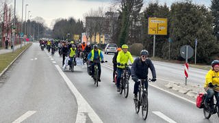 Mehrere hundert Teilnehmer bei Rad-Demo für Rad-Schnellweg in Oberschwaben.