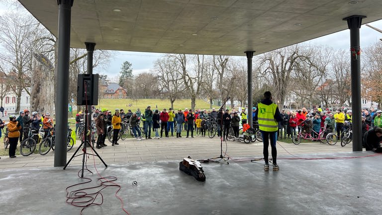 Mehrere hundert Teilnehmer bei Rad-Demo für Rad-Schnellweg in Oberschwaben.