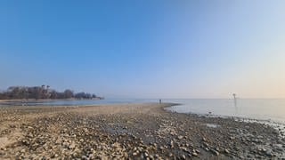 Vor Friedrichshafen ist der Bodenseepegel niedrig, ein großes Stück Ufer ist zu sehen