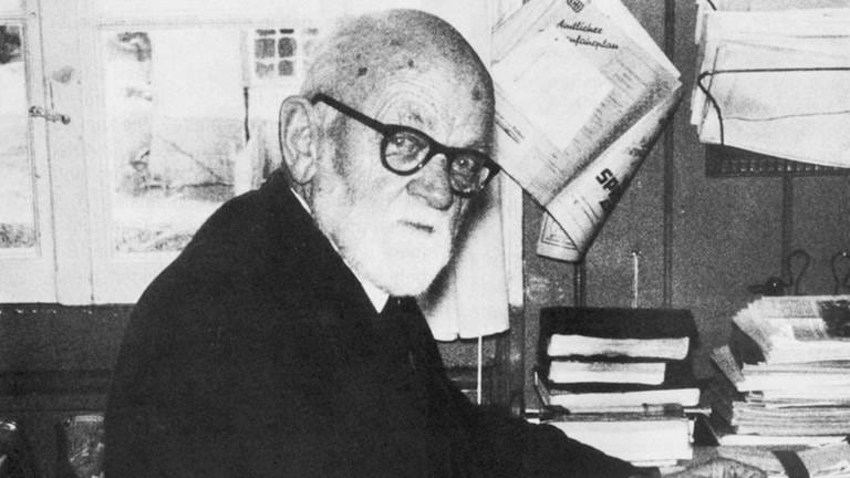 Hausvater Heinrich Hermann an seinem Schreibtisch.