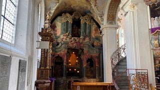 Ein großer Altar in einer Kirche zeigt das Heilige Grab, einen barockes Kulissentheater.