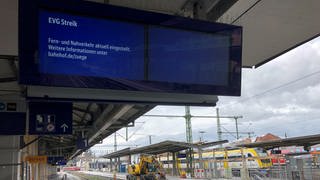Eine Anzeigetafel am Bahnhof Friedrichshafen weist auf den bundesweiten Warnstreik hin.