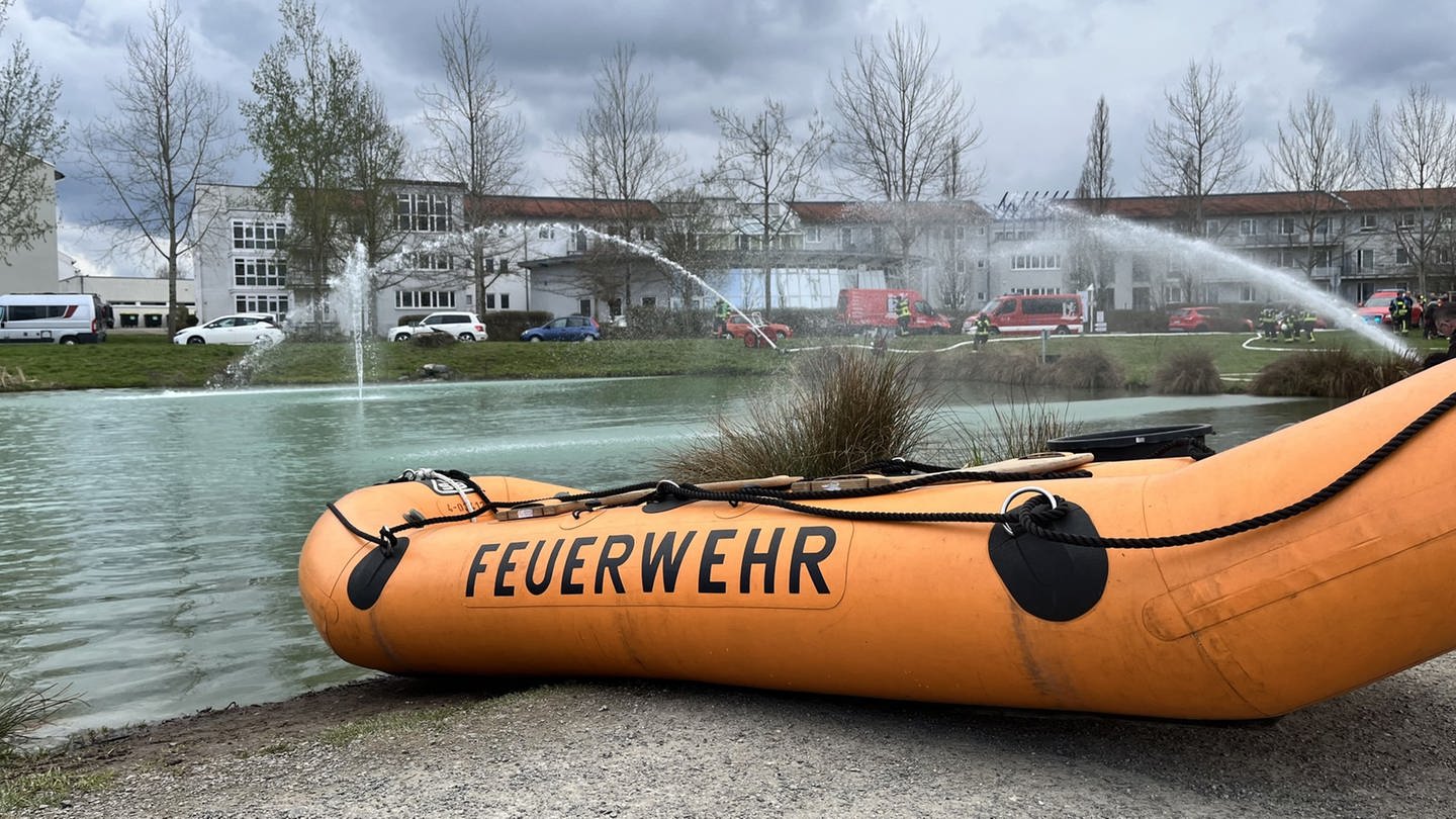 Feuerwehreinsatz an einem Weiher in BAd Saulgau, tote Fische am Kurgarten