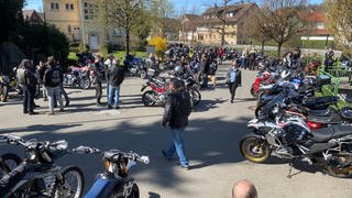 Motorradsegnung in Laimnau (Bodensekreis). Weit über 200 Biker und Bikerinnen nahmen an der Segnung teil.