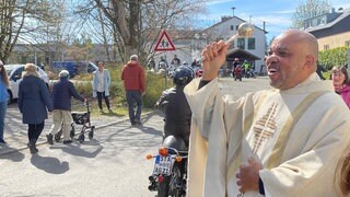 Motorradsegnung in Laimnau (Bodensekreis). Pfarrer Angelo segnet jeden Motorradfahrerinnen und -fahrer.