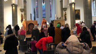 Gläubige bei orthodoxem Ostergottesdienst in der Ravensburger St. Jodokskirche