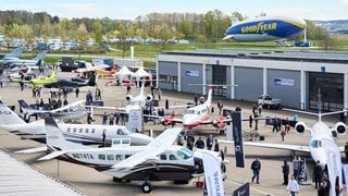 Flugzeuge stehen auf dem Messegelände während der Luftfahrtmesse "AERO" 2023 in Friedrichshafen. 