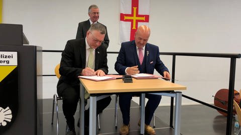 Der Biberacher OB Norbert Zeidler und Jonathan Le Tocq aus Guernsey unterschreiben einen Freundschaftsvertrag.