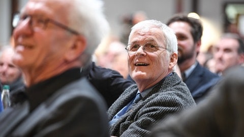 Elmar Braun, Bürgermeister der Gemeinde Maselheim im Landkreis Biberach, sitzt in Biberach beim politischen Aschermittwoch der Grünen an einem vorderen Tisch.