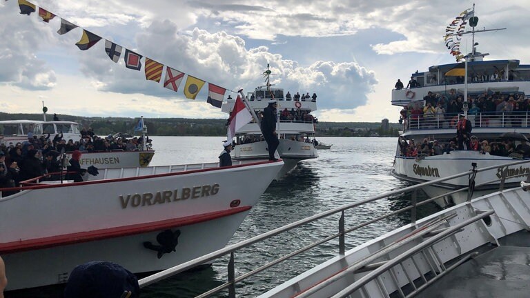 Vier Schiffe nähern sich einander auf dem Bodensee