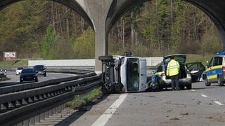 Transporter und Streifenwagen nach Kollision 