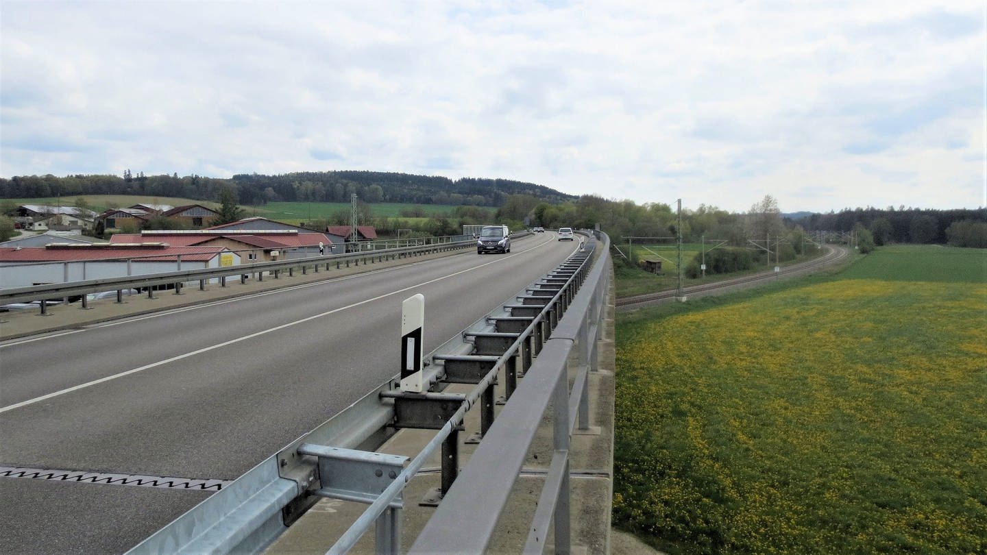 Brücke über die B30 bei Hochdorf