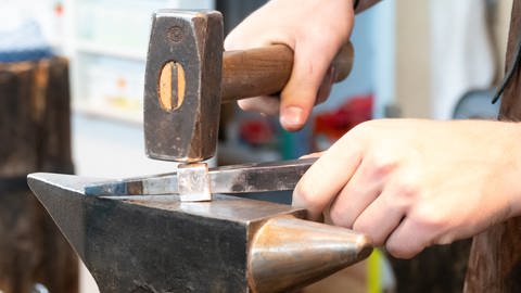 Handwerker mit Hammer