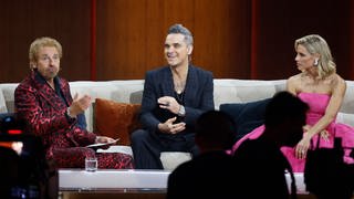 Der britische Popstar Robbie Williams tritt bei der ZDF-Show "Wetten, dass..?" mit Thomas Gottschalk und Michelle Hunziker. 