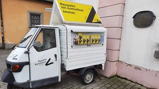 Dreirädriger Kastenwagen mit Aufschrift vom Theater Konstanz