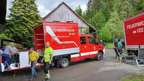 Haushaltsgeräte werden in einen Feuerwehr-Transporter getragen