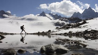 Ein Wanderer am Silvretta-Gletscher. 