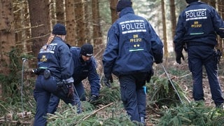 Polizisten suchen nach einer vermissten Frau in einem Waldstück bei Stockach