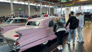 ein rosanes getuntes Auto wird von Besuchern auf der Tuning World Bodensee bestaunt