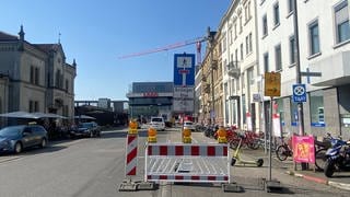 Auf dem Vorplatz vom Konstanzer Bahnhof haben die Arbeiten für den Umbau begonnen.