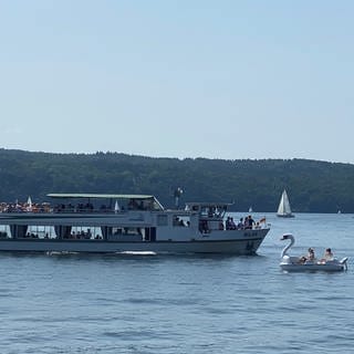 Reger Andrang auf großen und kleinen Ausflugsbooten in Überlingen.