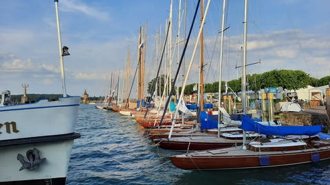 Segelboote vor Konstanz im Hafen, Bodenseewoche 2023