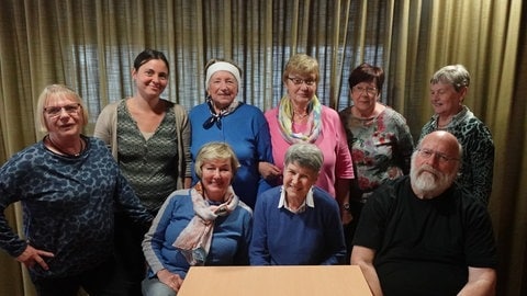 Das Team des Mittagstisches der Caritas in Konstanz, Gertraud Schmidt, Martina Ummenhofer, Tetiana Snigir, Waltraud Bergmann, Renate Schneider Christa Schäfer (stehend), Petra Winter, Elisabeth von Gleichenstein und Dietmar Messmer (sitzend), packen beim Mittagstisch an 