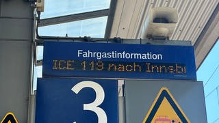 Die Anzeigetafel am Bahnsteig für den ICE über Ravensburg nach Innsbruck.