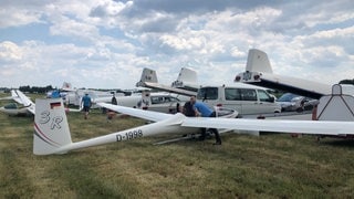 Historische Segelflieger auf Flugplatz in Tannheim