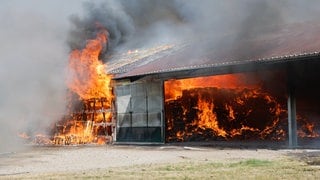 Eine Scheune in Flammen: Am Sonntag brach in Oberopfingen, einem Ortsteil von Kirchdorf an der Iller (Kreis Biberach), ein Großbrand auf einem landwirtschaftlichen Anwesen aus. 