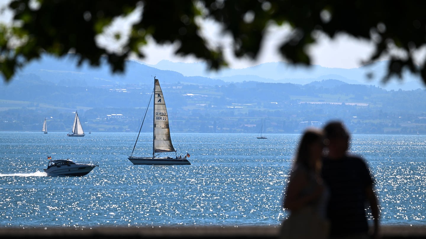 Segel- und Motorboote auf dem Bodensee.