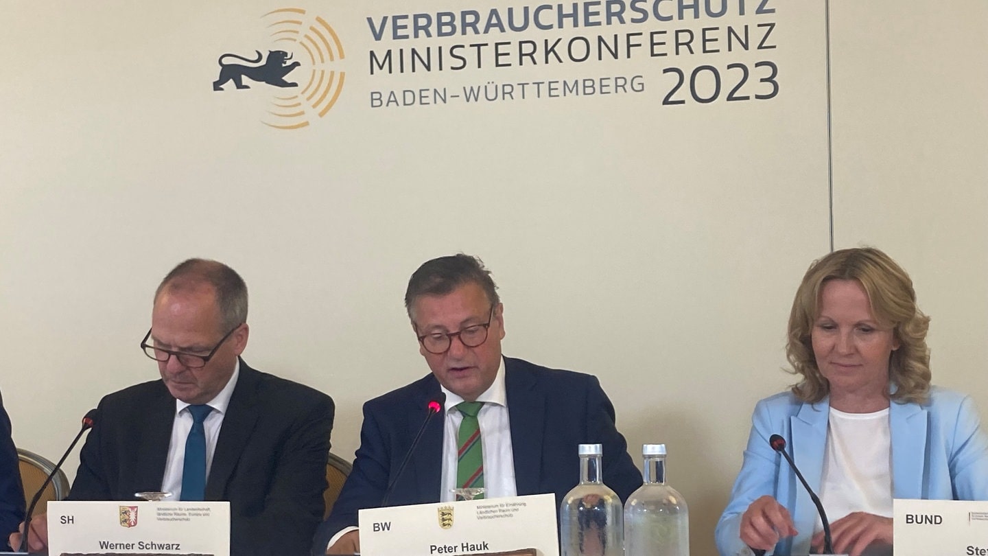 Ein Tisch an dem der baden-württembergische Verbraucherschutzminister Peter Hauk und die Bundes-Verbraucherschutzministerin Steffi Lemke sitzen