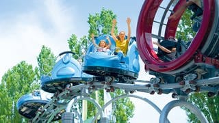 Kinder in Gravitrex-Bahn im Ravensburger Spieleland