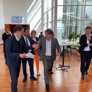Bundesgesundheitsminister Karl Lauterbach (SPD) und Manfred Lucha (Grüne) bei der Gesundheitsministerkonferenz inn Friedrichshafen. 