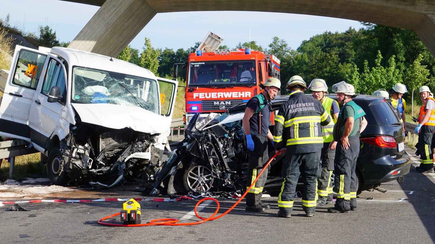 Einsatzkräfte der Polizei arbeiten an der Unfallstelle auf der B30 bei Ravensburg. Bei einem Frontalzusammenstoß zweier Autos ist ein Mann tödlich verletzt worden. Fünf weitere Menschen erlitten bei dem Unfall am Sonntag zum Teil schwere Verletzungen.