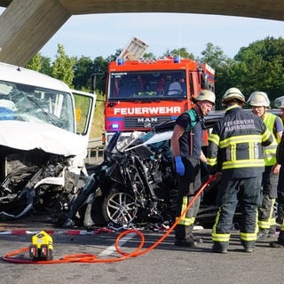 Einsatzkräfte der Polizei arbeiten an der Unfallstelle auf der B30 bei Ravensburg. Bei einem Frontalzusammenstoß zweier Autos ist ein Mann tödlich verletzt worden. Fünf weitere Menschen erlitten bei dem Unfall am Sonntag zum Teil schwere Verletzungen.