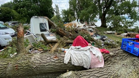 Auf einem Campingplatz in Allensbach stürzte während des Sturms ein Baum auf einen Wohnwagen.