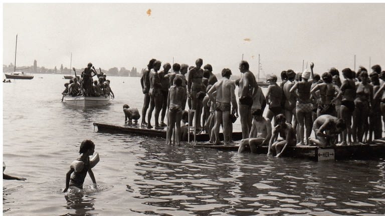 Menschen in Badekleidung beim Gnadensee-Schwimmen 1977 vor Allensbach.