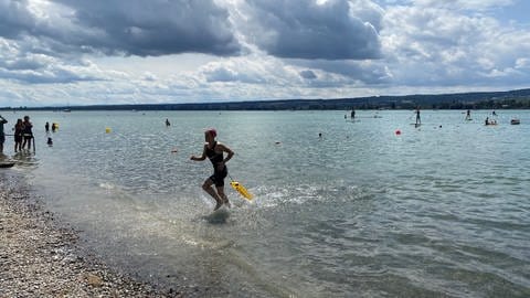 Gnadensee-Schwimmen vor Allensbach: Erste im Ziel war Laura John. Sie brauchte für die Strecke 27 Minuten.