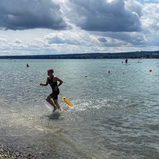 Gnadensee-Schwimmen vor Allensbach: Erste im Ziel war Laura John. Sie brauchte für die Strecke 27 Minuten.