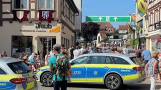 Die Polizei sichert am Sonntagmorgen vor dem Umzug Spuren in der Biberacher Innenstadt beim Schützenfest.