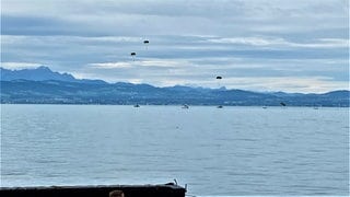 Fallschirmjäger üben vor Langenargen Wasserlandungen