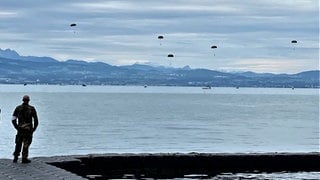 Fallschirmjäger üben vor Langenargen Wasserlandungen